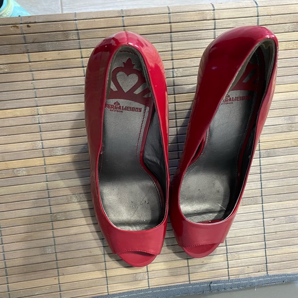 Fergalicious Red Peep Toe Pumps  9M
Heel height is 4 inches
Sexy Career Date - Picture 5 of 9